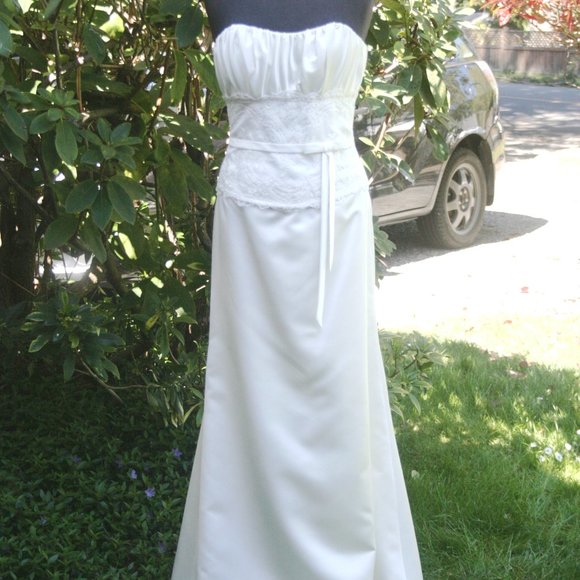 Cream Wedding Gown & Veil - Picture 2 of 5